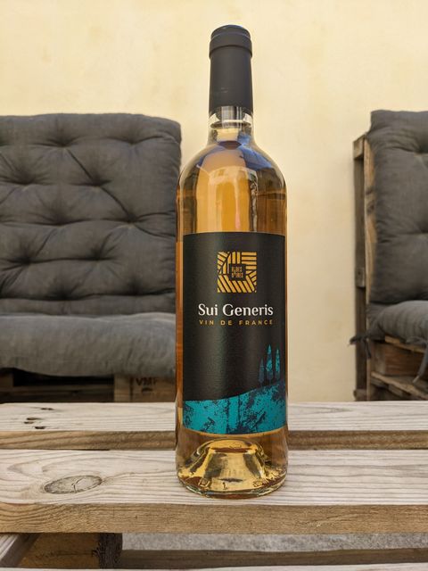 Bouteille de la cuvée Sui Generis, viognier de macération à la robe paille, au domaine Les Robes Noires.