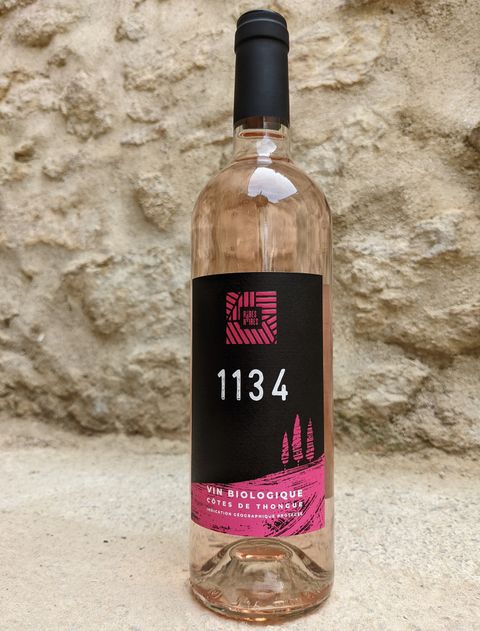 Bouteille de la cuvée 1134, vin rosé du domaine Les Robes Noires, à la robe cœur de fraise.