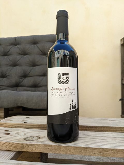 Bouteille de la cuvée Assemblée Plénière, vin rouge élevé en fûts de chêne au domaine Les Robes Noires.