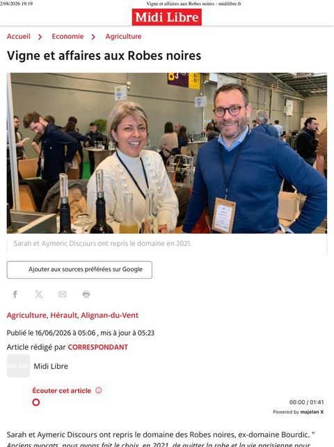 Article de Midi Libre « Vigne et affaires aux Robes noires », illustré d’une photographie de Sarah et Aymeric Discours derrière leurs bouteilles, sur un stand de salon.